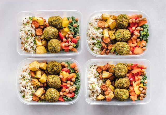 How To Eat Well And Maintain Your Healthy Habits While Traveling